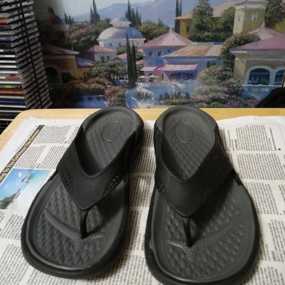 🩴🩴🚂 CROCS SLIPPERS GRAY & BLACK 🌉⛵A FABULOUS GIFT GIVING ITEM.🛍🪭 - Picture 4 of 12